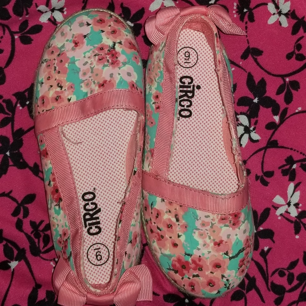 5/$25 Adorable slip on little girl shoes size 9 - Picture 4 of 5